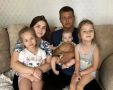 Пожар забрал всё, но не сломил: Многодетный отец своими руками возвращает дом детям