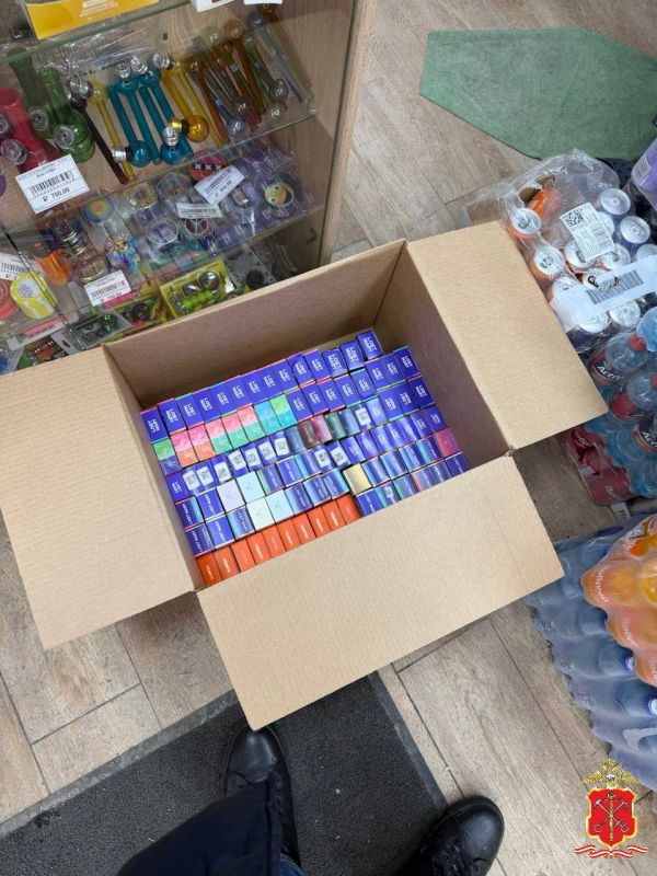 Экономическая полиция пресекла продажу немаркированной табачной продукции в Петербурге Экономическая полиция пресекла продажу немаркированной табачной продукции в Петербурге