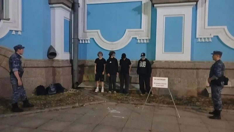 Четверых руферов задержали при попытке забраться на крышу Смольного собора