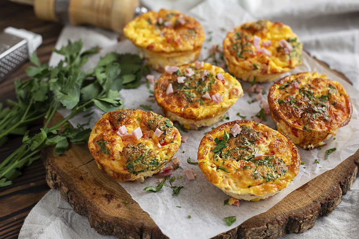 Неожиданные мини-омлеты: вкусные маффины с сыром и ветчиной