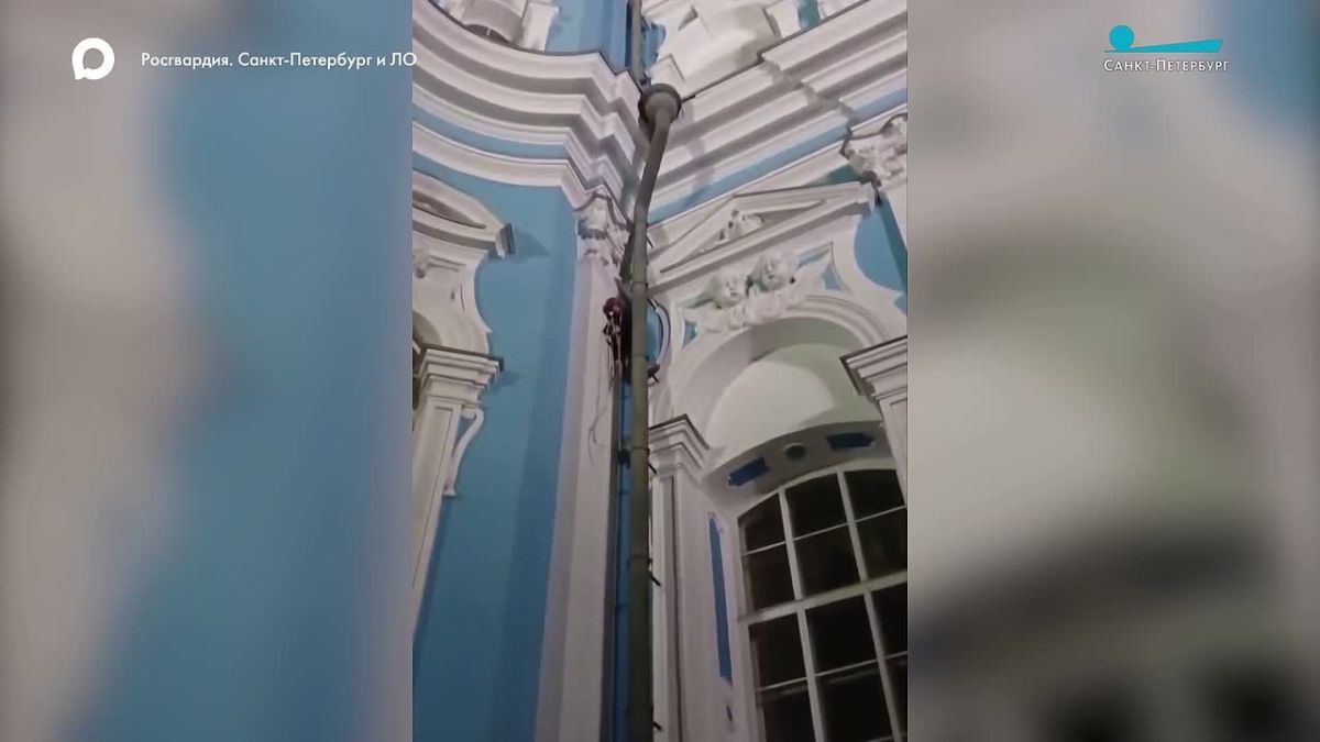 Ночной штурм Смольного: подростки с тросом залезли на крышу собора
