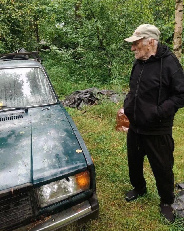 Полгода жил в «Жигулях»: в Ленобласти 86-летний пенсионер остался без дома