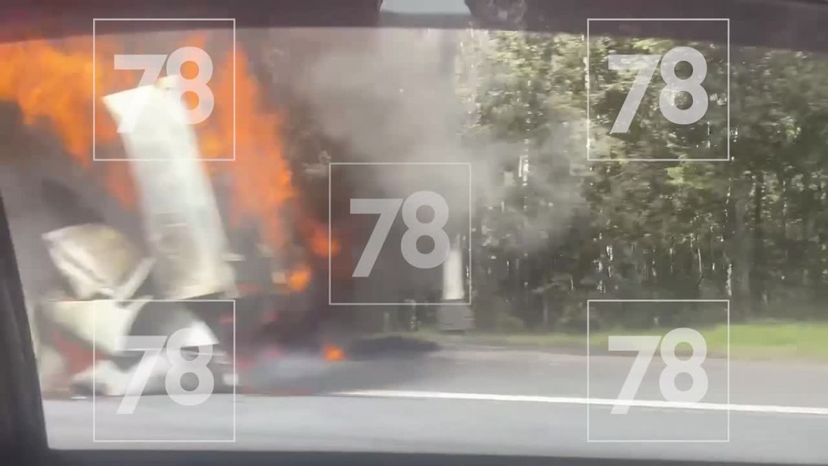 На Мурманском шоссе загорелся большегруз