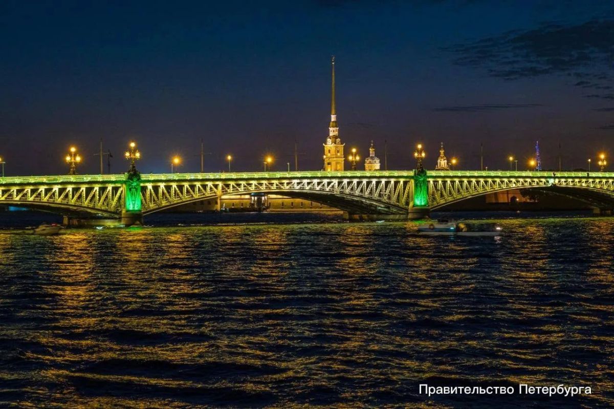 В ночь на 9 августа Дворцовый, Троицкий мост и мост Бетанкура подсветят оливковым и зелёным в память о завершении Ленинградской битвы