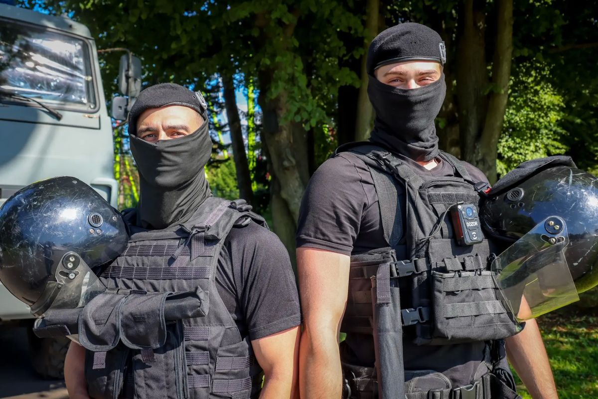 Прямо сейчас в Санкт-Петербурге на стадионе «Газпром Арена» военнослужащие специального моторизованного Измайловского полка Северо-Западного округа Росгвардии, сотрудники ОМОН «Бастион» и ОМОН «Балтика» (на транспорте)... Прямо сейчас в Санкт-Петербурге на стадионе «Газпром Арена» военнослужащие специального моторизованного Измайловского полка Северо-Западного округа Росгвардии, сотрудники ОМОН «Бастион» и ОМОН «Балтика» (на транспорте)...