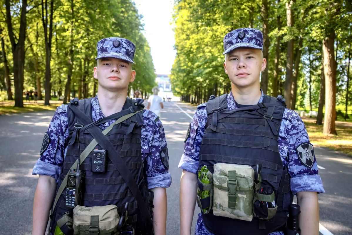Прямо сейчас в Санкт-Петербурге на стадионе «Газпром Арена» военнослужащие специального моторизованного Измайловского полка Северо-Западного округа Росгвардии, сотрудники ОМОН «Бастион» и ОМОН «Балтика» (на транспорте)... Прямо сейчас в Санкт-Петербурге на стадионе «Газпром Арена» военнослужащие специального моторизованного Измайловского полка Северо-Западного округа Росгвардии, сотрудники ОМОН «Бастион» и ОМОН «Балтика» (на транспорте)...