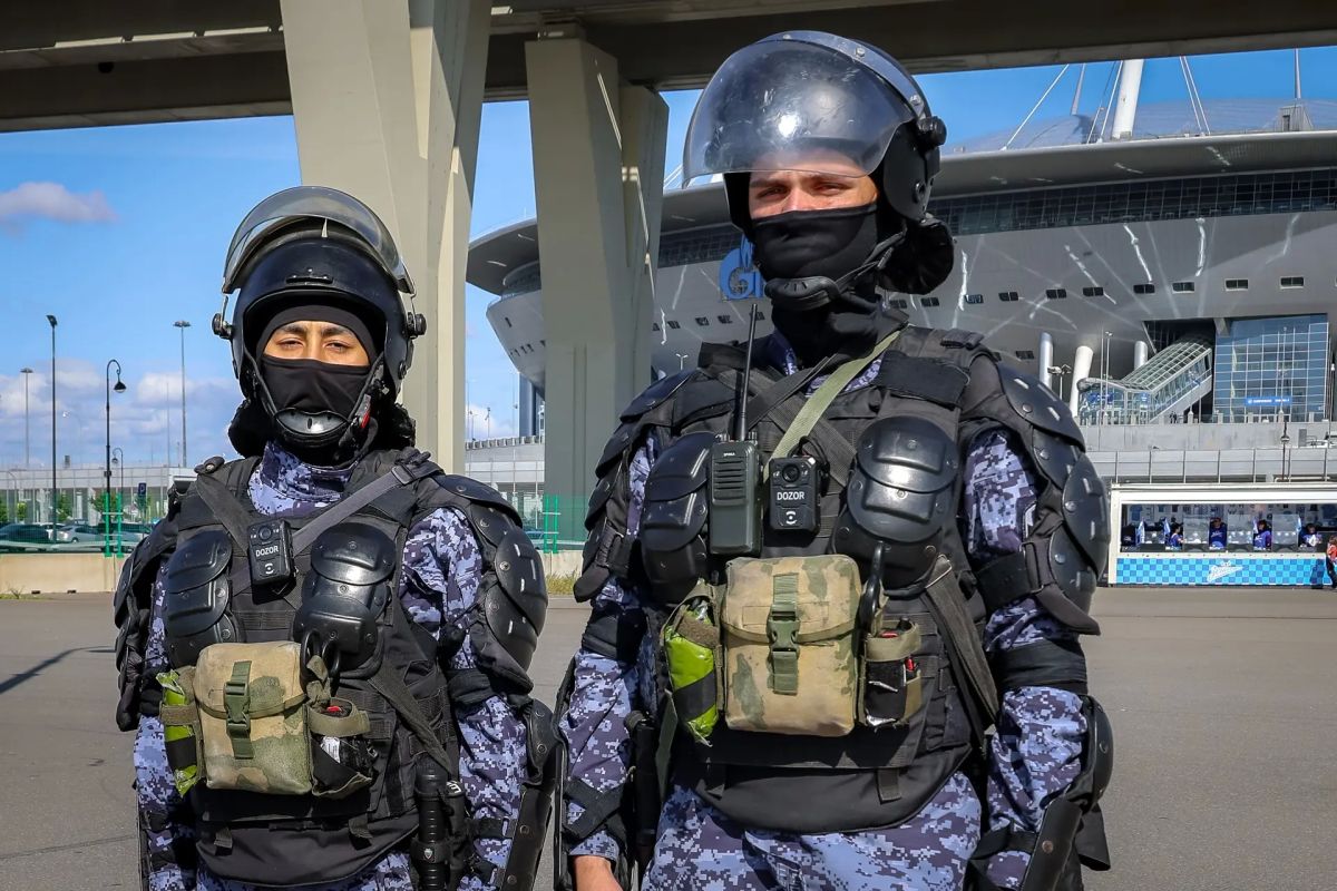 Прямо сейчас в Санкт-Петербурге на стадионе «Газпром Арена» военнослужащие специального моторизованного Измайловского полка Северо-Западного округа Росгвардии, сотрудники ОМОН «Бастион» и ОМОН «Балтика» (на транспорте)... Прямо сейчас в Санкт-Петербурге на стадионе «Газпром Арена» военнослужащие специального моторизованного Измайловского полка Северо-Западного округа Росгвардии, сотрудники ОМОН «Бастион» и ОМОН «Балтика» (на транспорте)...
