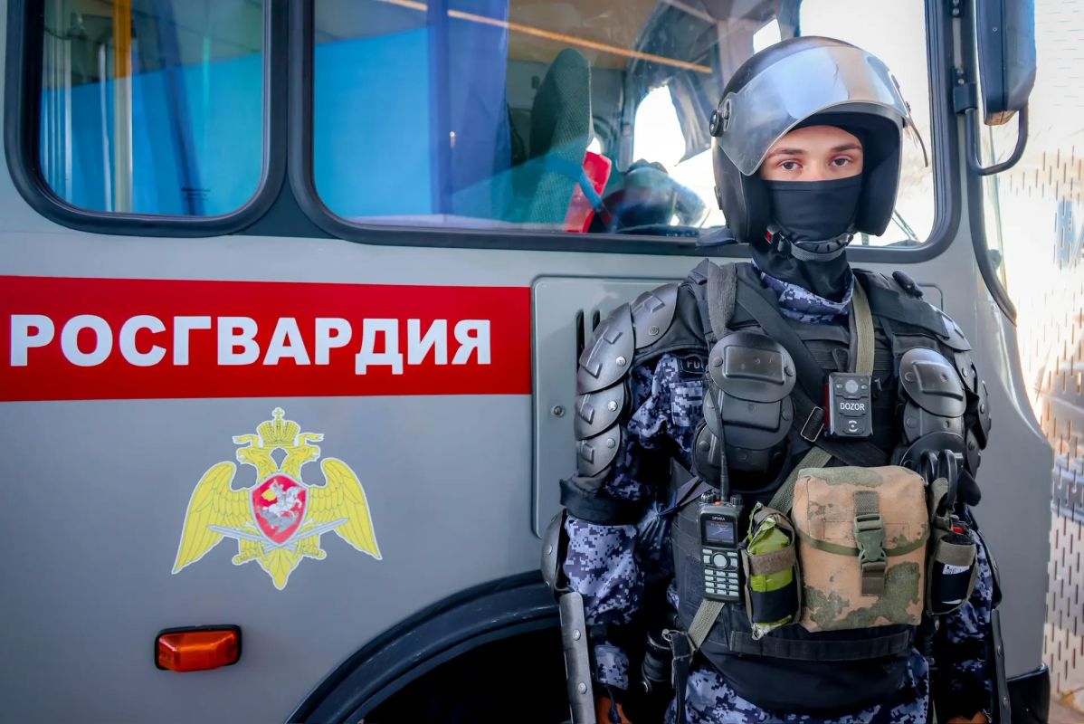 Прямо сейчас в Санкт-Петербурге на стадионе «Газпром Арена» военнослужащие специального моторизованного Измайловского полка Северо-Западного округа Росгвардии, сотрудники ОМОН «Бастион» и ОМОН «Балтика» (на транспорте)... Прямо сейчас в Санкт-Петербурге на стадионе «Газпром Арена» военнослужащие специального моторизованного Измайловского полка Северо-Западного округа Росгвардии, сотрудники ОМОН «Бастион» и ОМОН «Балтика» (на транспорте)...