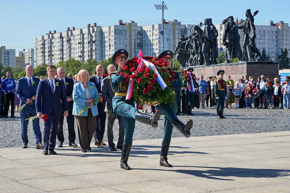 Александр Беглов: Сегодня горожане несут цветы к Монументу героическим защитникам Ленинграда и другим памятникам: 9 августа 1944 года завершилось самое продолжительное в истории Великой Отечественной войны сражение –... Александр Беглов: Сегодня горожане несут цветы к Монументу героическим защитникам Ленинграда и другим памятникам: 9 августа 1944 года завершилось самое продолжительное в истории Великой Отечественной войны сражение –...