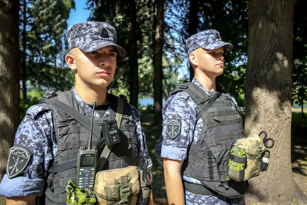 Прямо сейчас в Санкт-Петербурге на стадионе «Газпром Арена» военнослужащие специального моторизованного Измайловского полка Северо-Западного округа Росгвардии, сотрудники ОМОН «Бастион» и ОМОН «Балтика» (на транспорте)... Прямо сейчас в Санкт-Петербурге на стадионе «Газпром Арена» военнослужащие специального моторизованного Измайловского полка Северо-Западного округа Росгвардии, сотрудники ОМОН «Бастион» и ОМОН «Балтика» (на транспорте)...