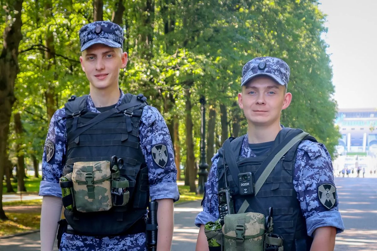Прямо сейчас в Санкт-Петербурге на стадионе «Газпром Арена» военнослужащие специального моторизованного Измайловского полка Северо-Западного округа Росгвардии, сотрудники ОМОН «Бастион» и ОМОН «Балтика» (на транспорте)... Прямо сейчас в Санкт-Петербурге на стадионе «Газпром Арена» военнослужащие специального моторизованного Измайловского полка Северо-Западного округа Росгвардии, сотрудники ОМОН «Бастион» и ОМОН «Балтика» (на транспорте)...