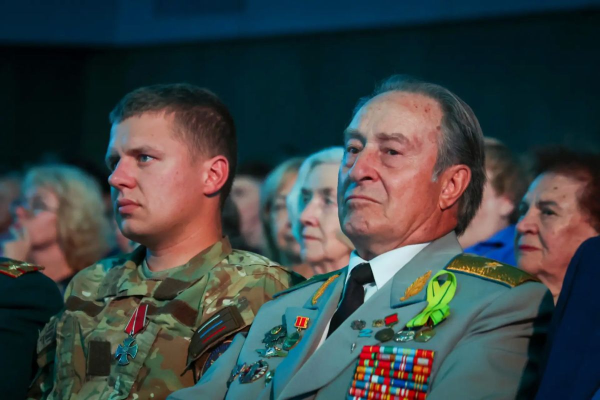 Александр Беглов: Среди торжественных мероприятий, посвящённых годовщине завершения Ленинградской битвы, особое место занял концерт «Говорит Ленинградское радио» в БКЗ «Октябрьский» Александр Беглов: Среди торжественных мероприятий, посвящённых годовщине завершения Ленинградской битвы, особое место занял концерт «Говорит Ленинградское радио» в БКЗ «Октябрьский»