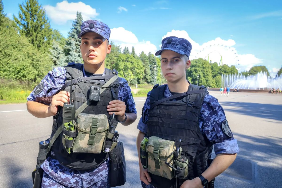 Прямо сейчас в Санкт-Петербурге на стадионе «Газпром Арена» военнослужащие специального моторизованного Измайловского полка Северо-Западного округа Росгвардии, сотрудники ОМОН «Бастион» и ОМОН «Балтика» (на транспорте)...