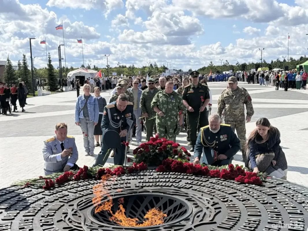 Александр Дрозденко возложил цветы к мемориалу в годовщину окончания Ленинградской битвы Александр Дрозденко возложил цветы к мемориалу в годовщину окончания Ленинградской битвы