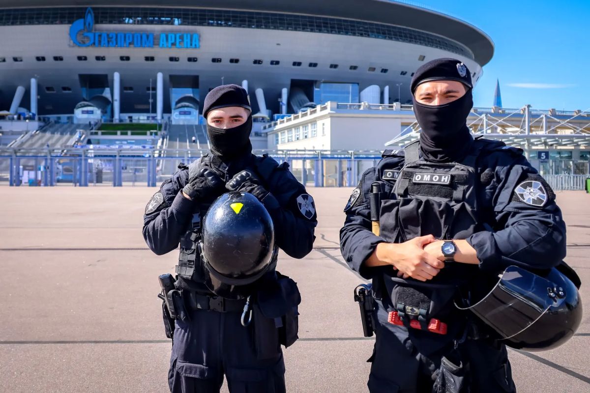 Прямо сейчас в Санкт-Петербурге на стадионе «Газпром Арена» военнослужащие специального моторизованного Измайловского полка Северо-Западного округа Росгвардии, сотрудники ОМОН «Бастион» и ОМОН «Балтика» (на транспорте)... Прямо сейчас в Санкт-Петербурге на стадионе «Газпром Арена» военнослужащие специального моторизованного Измайловского полка Северо-Западного округа Росгвардии, сотрудники ОМОН «Бастион» и ОМОН «Балтика» (на транспорте)...