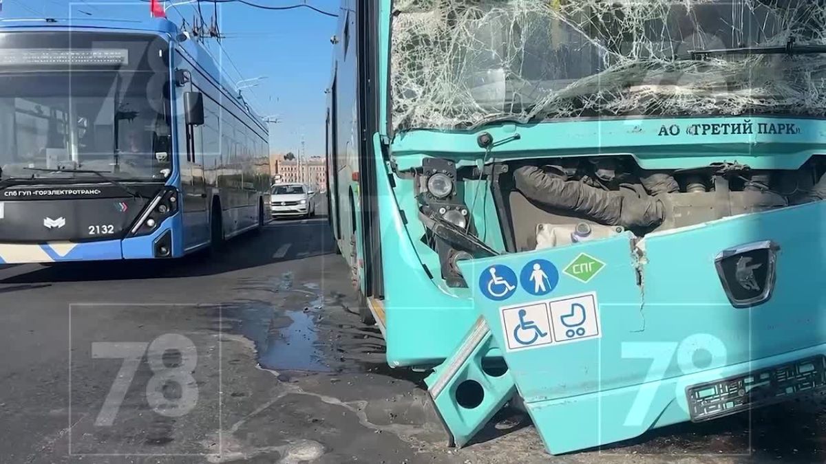 «Лазурный» попал в аварию на Тучковом мосту