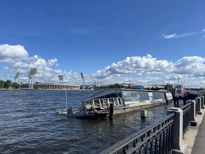 Плавучий ресторан становится подводным: Aquarell Hall продолжает тонуть в центре Петербурга