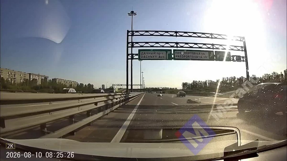 Жёсткое ДТП с мотоциклистом парализовало движение на КАД