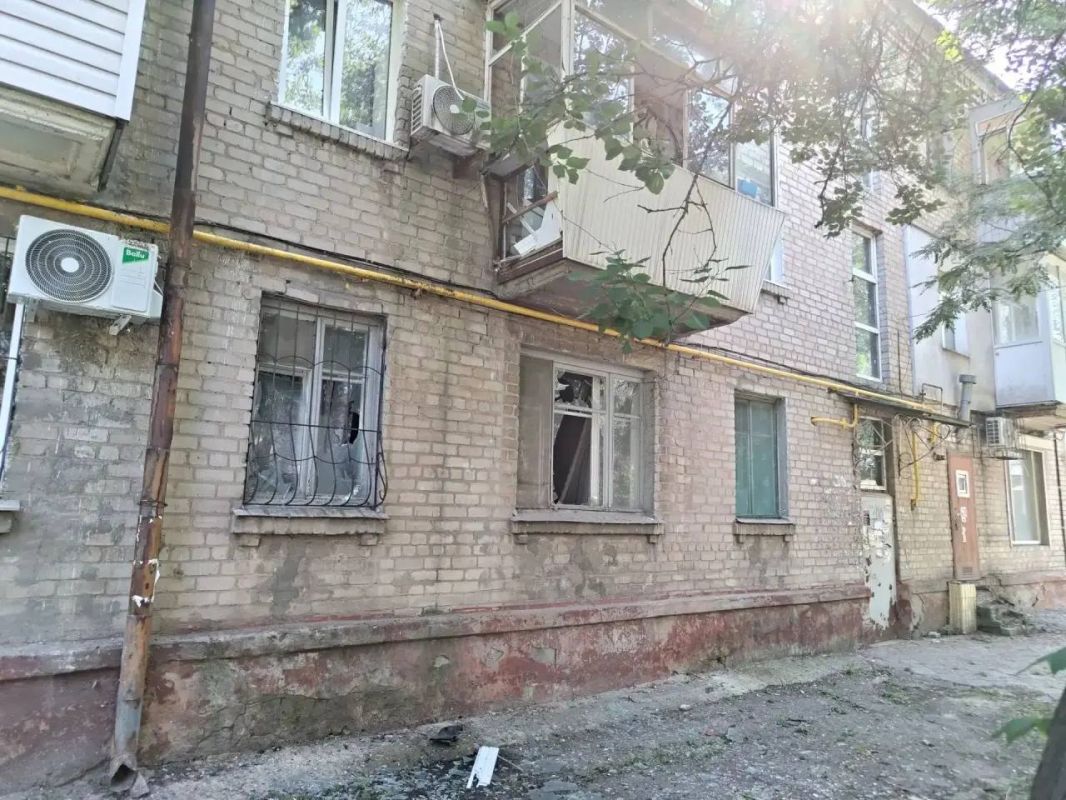 Два майора: ЛНР. Глава региона. Утром в Луганске БПЛА ВСУ атаковали частный сектор и парковку на придомовой территории Два майора: ЛНР. Глава региона. Утром в Луганске БПЛА ВСУ атаковали частный сектор и парковку на придомовой территории