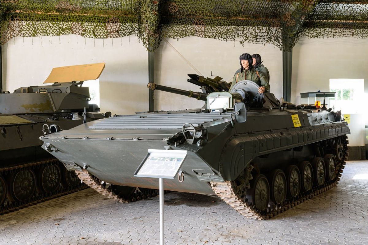 Датский музей Panzermuseum East передал Украине боевую машину пехоты БМП-1 и станцию наземной артиллерийской разведки СНАР-10 из собственных запасов Датский музей Panzermuseum East передал Украине боевую машину пехоты БМП-1 и станцию наземной артиллерийской разведки СНАР-10 из собственных запасов