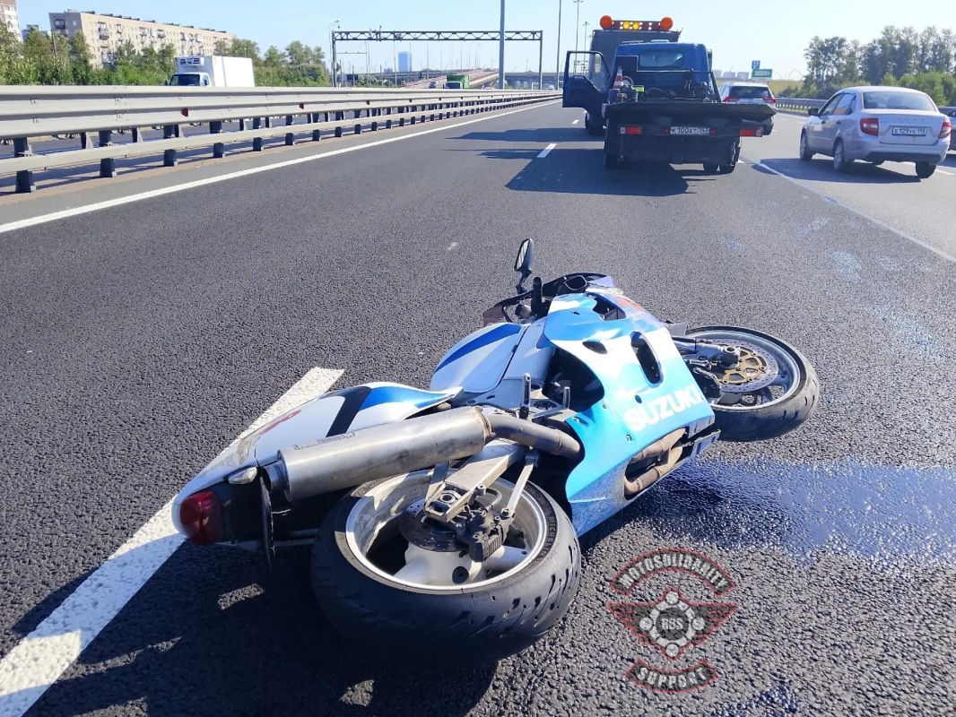 Жёсткое ДТП с мотоциклистом парализовало движение на КАД Жёсткое ДТП с мотоциклистом парализовало движение на КАД