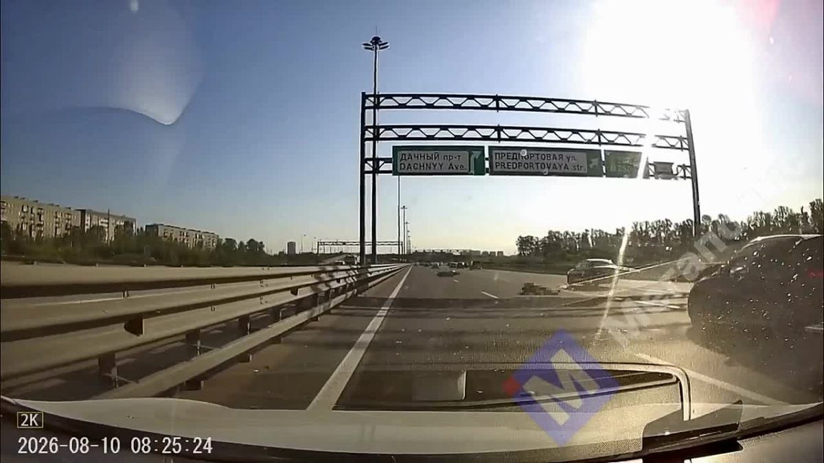 Жёсткое ДТП с мотоциклистом спровоцировало огромную пробку на КАД. Авария попала на видео