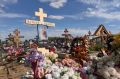 Могила тонет в цветах. В Ленобласти на 40 день помянули убитую школьницу