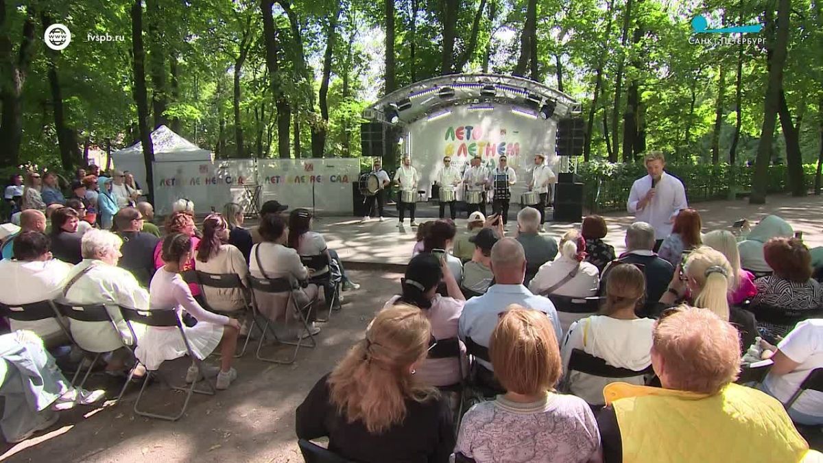 Русский музей каждые выходные для жителей и гостей города на территории Летнего сада проводит экскурсии и концерты с участием известных артистов