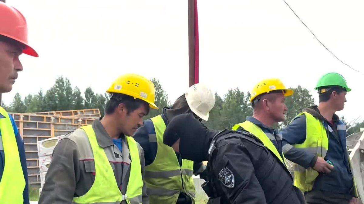 16 иностранцев выдворят после рейда на стройке в Порошкино