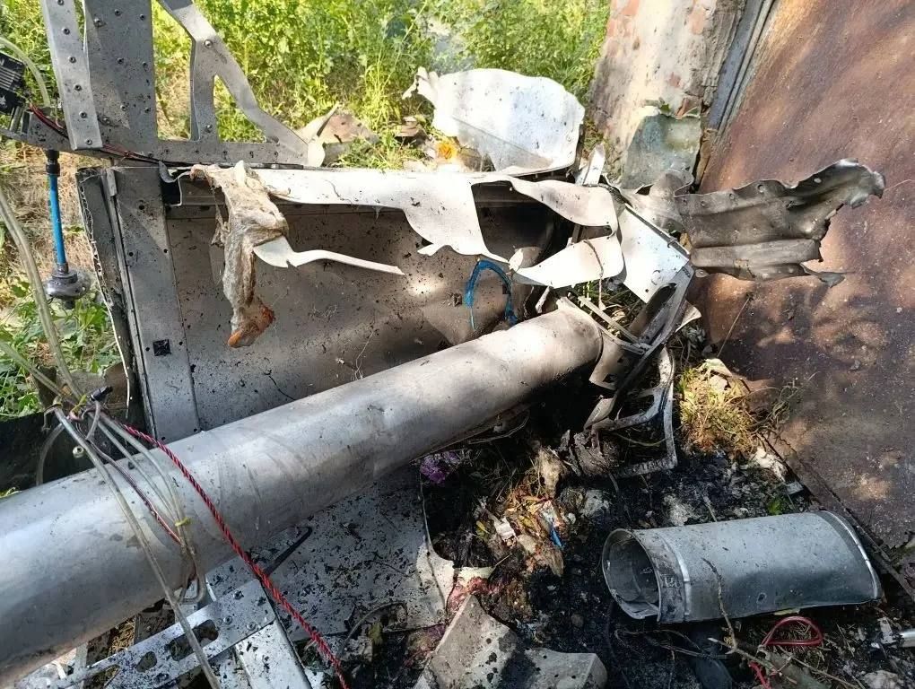 Два майора: ЛНР. Глава региона. Утром в Луганске БПЛА ВСУ атаковали частный сектор и парковку на придомовой территории Два майора: ЛНР. Глава региона. Утром в Луганске БПЛА ВСУ атаковали частный сектор и парковку на придомовой территории