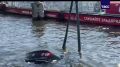 Спасатели достали автомобиль из Невы с глубины 4 метров в Петербурге, сообщили в МЧС