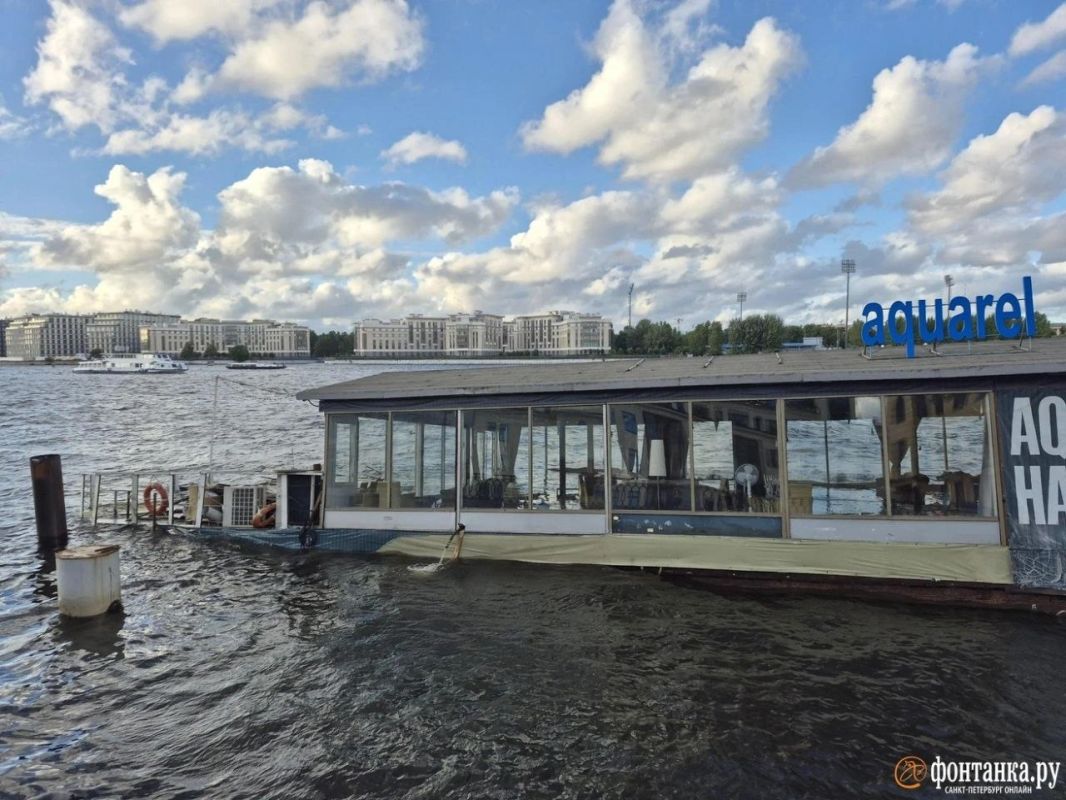 Почти подводный ресторан Aquarell Hall тонет вслед за владельцем