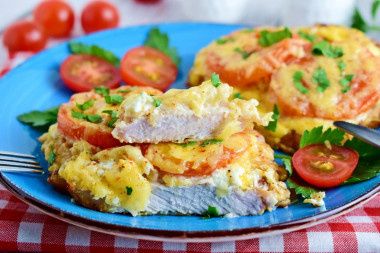 Сочные отбивные с помидорами и сыром: быстрый и вкусный ужин за 30 минут