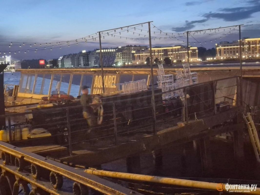 Утонувший ресторан на набережной Макарова собираются поднимать Утонувший ресторан на набережной Макарова собираются поднимать