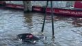 Вместо дороги — в Неву: двое мужчин спаслись из тонущего «Пассата» на Университетской набережной