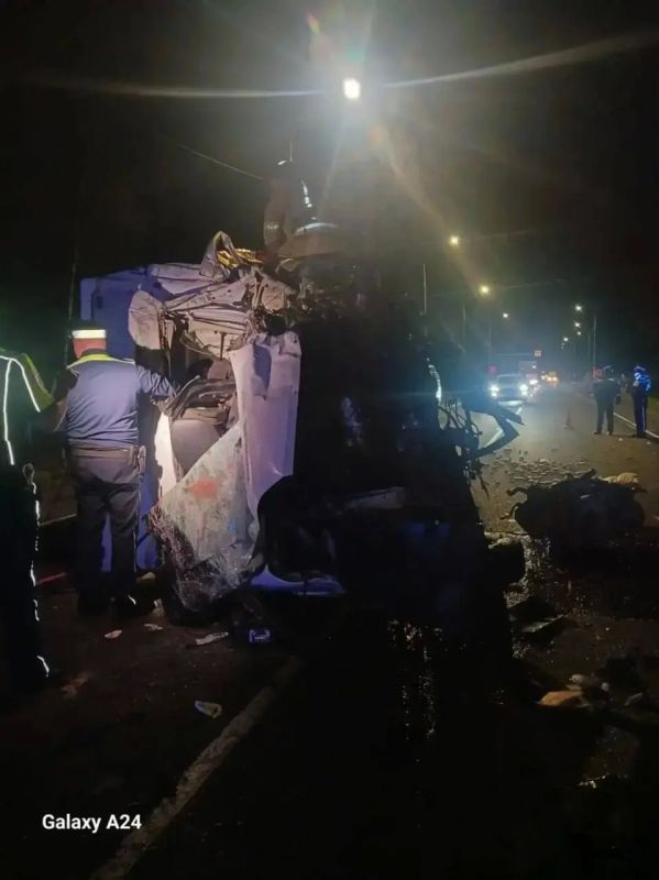 Водитель микроавтобуса пострадал в ДТП в Лужском районе