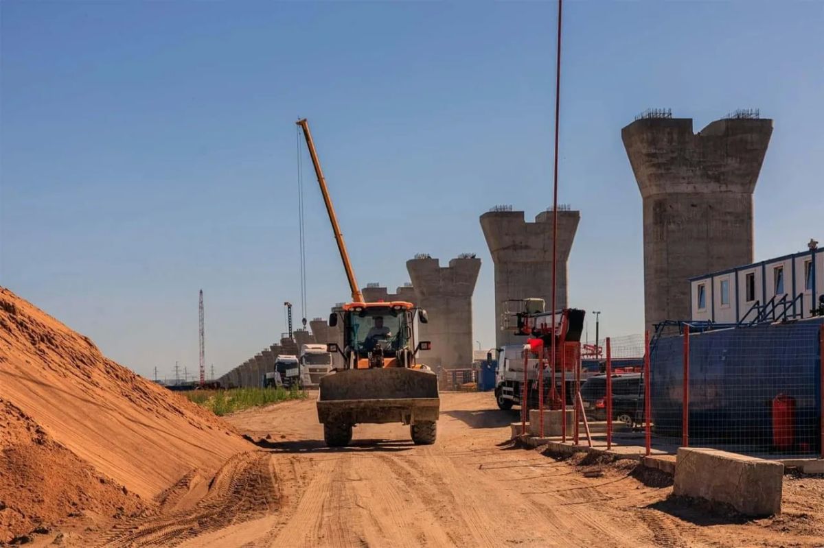 Под Петербургом строят крупнейшую железнодорожную эстакаду в стране — её длина составит более 14 км. Она станет частью ВСМ Петербург — Москва и пересечёт трассу М-11 и три реки: Мурзинку, Кузьминку и Славянку Под Петербургом строят крупнейшую железнодорожную эстакаду в стране — её длина составит более 14 км. Она станет частью ВСМ Петербург — Москва и пересечёт трассу М-11 и три реки: Мурзинку, Кузьминку и Славянку