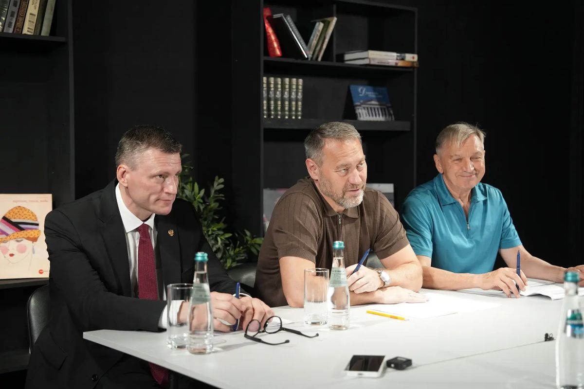 Александр Бельский провёл приём граждан в Петродворцовом районе