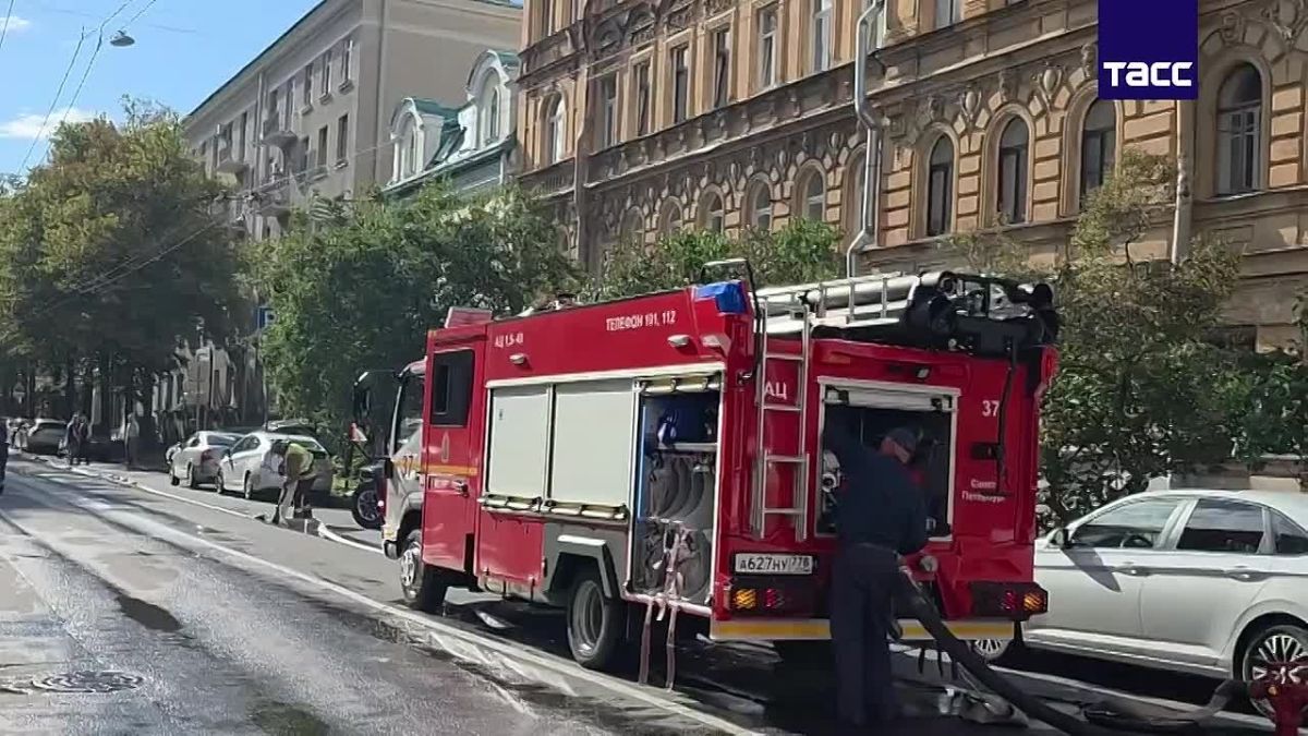 Задымление произошло на крыше ДК "Выборгский" в Петербурге, рассказали ТАСС сотрудники Дома культуры