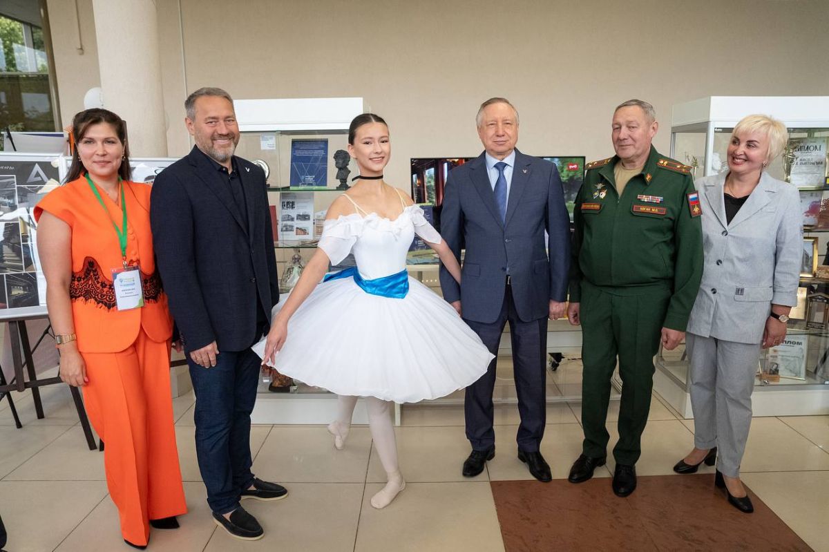 Александр Беглов и Александр Бельский посетили выставку достижений Пушкинского района Александр Беглов и Александр Бельский посетили выставку достижений Пушкинского района