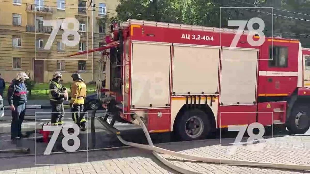 Крыша ДК "Выборгский" загорелась в Петербурге