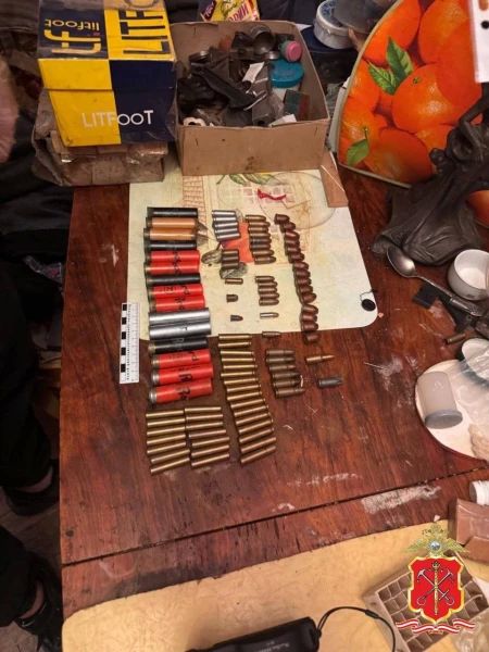 Полицейские Санкт-Петербурга задержали мужчину, избавлявшегося от оружия в пруду Московского парка Победы