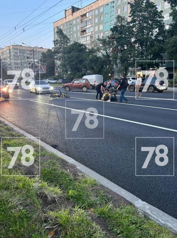 Курьера на электробайке сбили на Светлановском проспекте Курьера на электробайке сбили на Светлановском проспекте