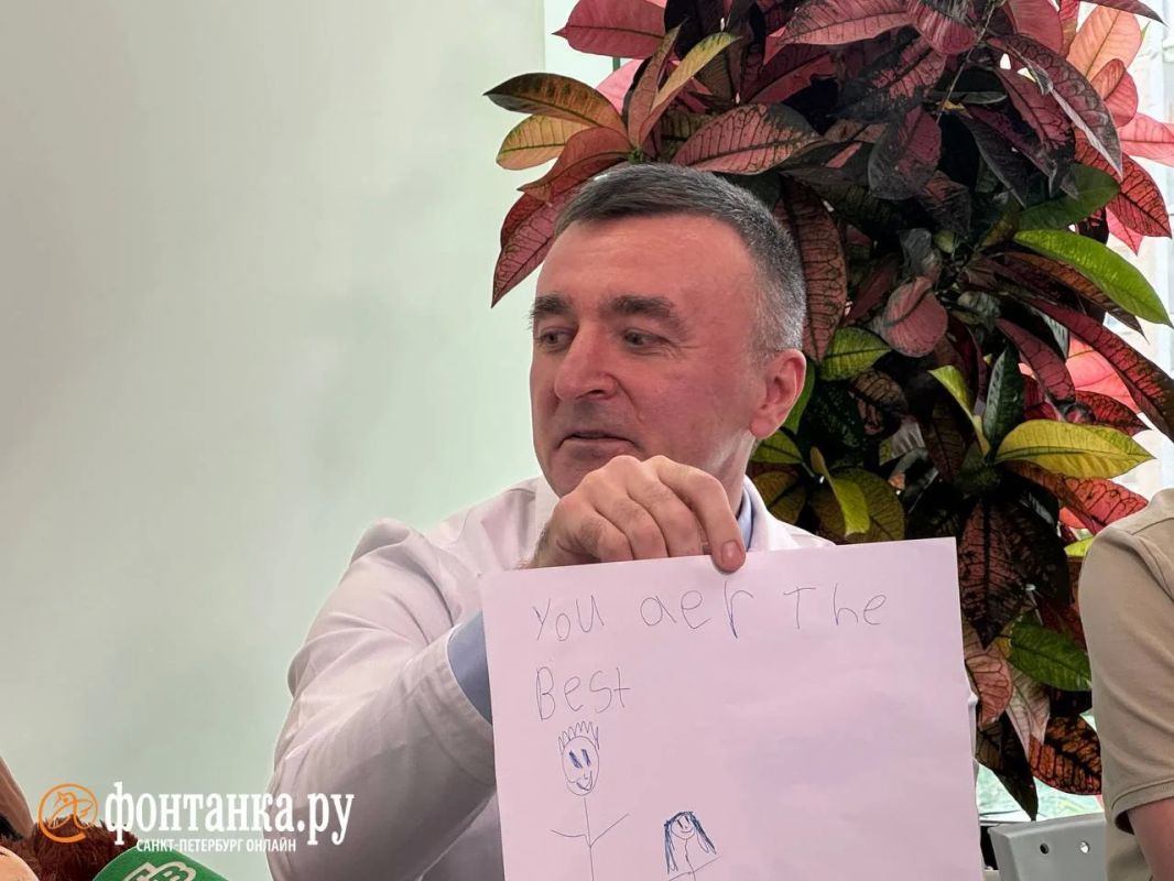 С Луны Феннер полностью сняли маску Бэтмена С Луны Феннер полностью сняли маску Бэтмена
