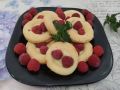 Песочное печенье с малиной: легкое лакомство для уютного чаепития