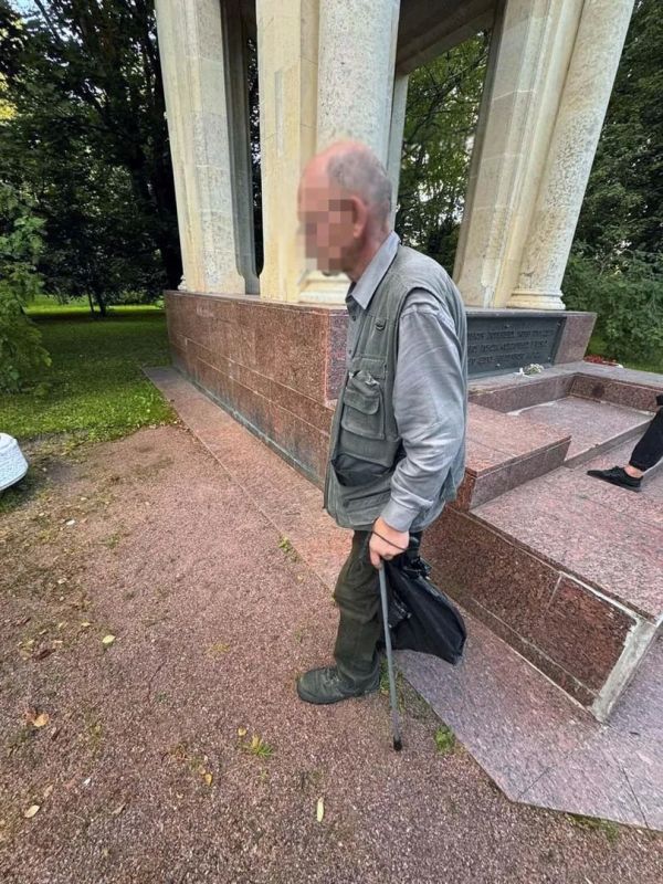 Оружейной утилизацией решил заняться пожилой мужчина прямо в парке Победы Оружейной утилизацией решил заняться пожилой мужчина прямо в парке Победы