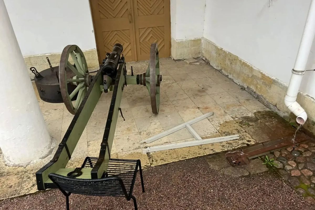 «Человек-амфибия» взялся за пушку для полуденных выстрелов около Приоратского дворца «Человек-амфибия» взялся за пушку для полуденных выстрелов около Приоратского дворца