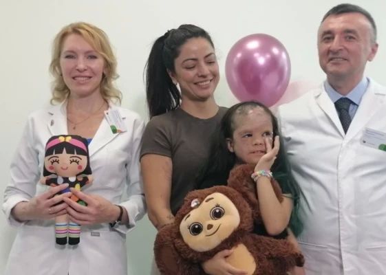 След «маски Бэтмена». Наши врачи продолжат преображение лица девочки из США