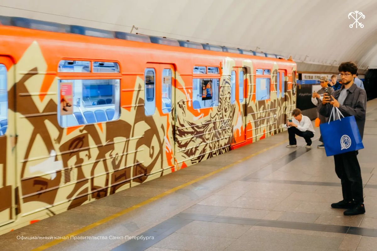 На Линию 2 петербургского метро запущен уникальный шестивагонный арт-состав На Линию 2 петербургского метро запущен уникальный шестивагонный арт-состав