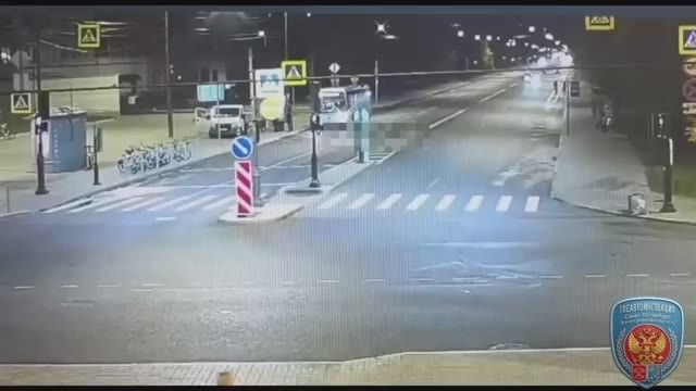 «Лексус» во время дрифта на Крестовском острове боком въехал в людей на остановке